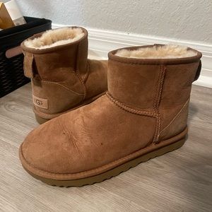 UGG. classic mini boot. sz 8. Barely worn.